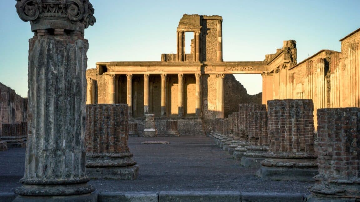 Tom Hiddleston Bawa Kamu ke Hari Terakhir Pompeii: Seru Banget!